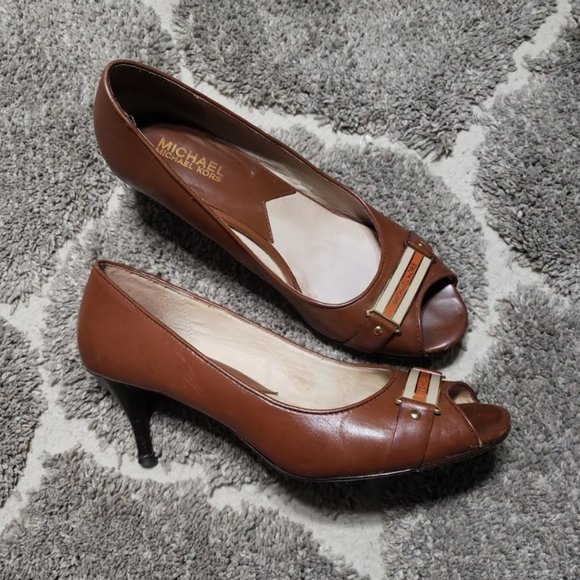 Michael Kors Leather Peep Logo Plate Heels Sz 8 - Picture 2 of 8